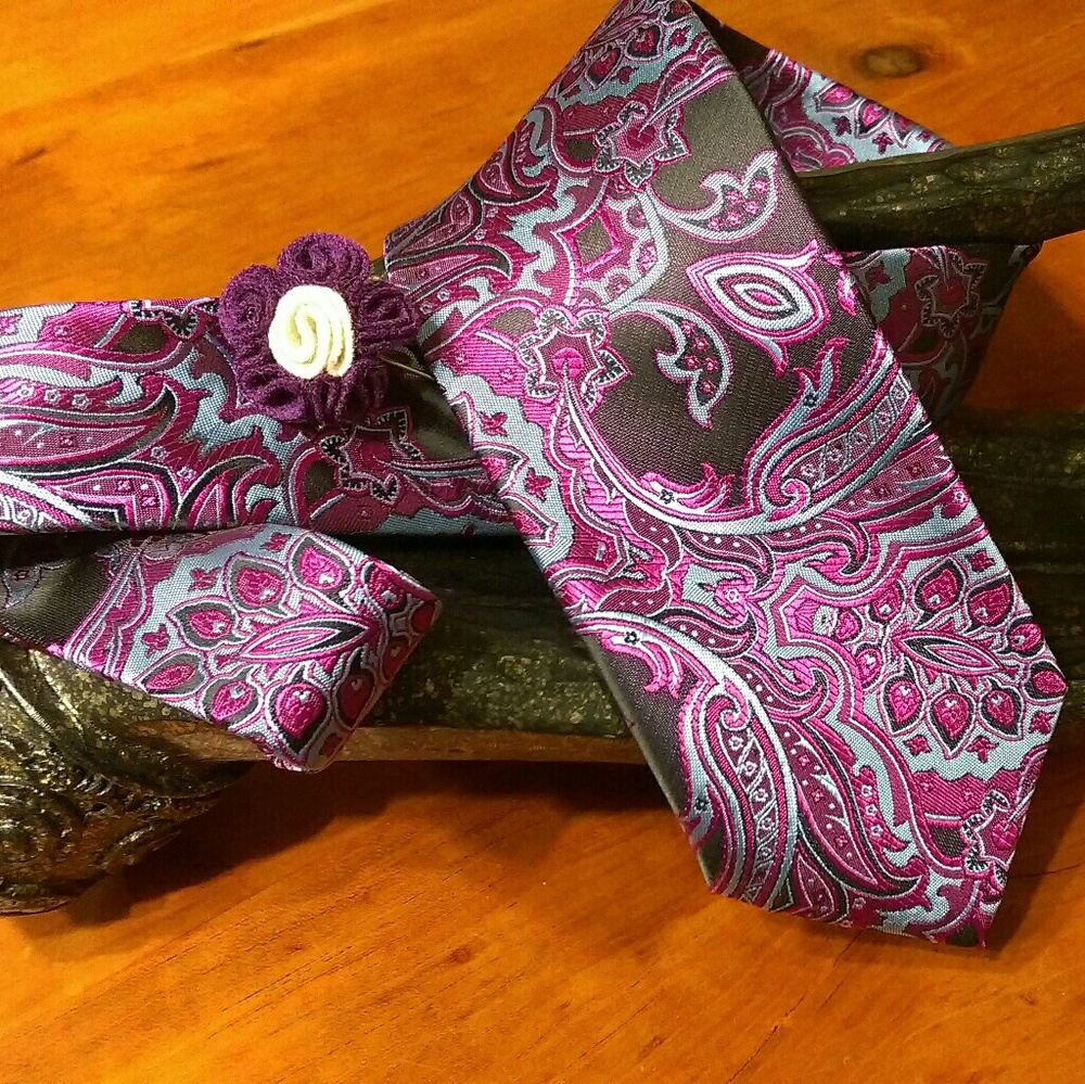 Exclusive Paisley Tie with 6 Fold Lapel Accent